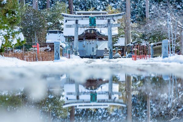 Заснеженные японские святыни в волшебных зимних фотографиях (9 фото)